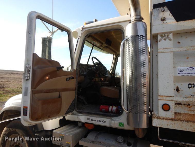 image for item DE2489 2003 Mack Granite CV713  dump truck