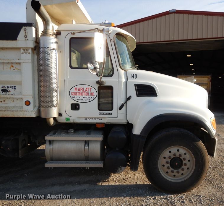 image for item DE2489 2003 Mack Granite CV713  dump truck