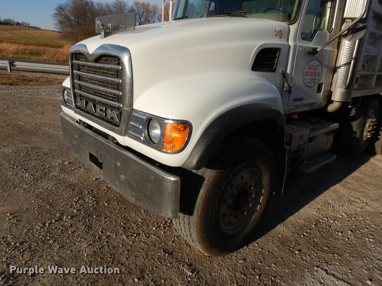 image for item DE2489 2003 Mack Granite CV713  dump truck
