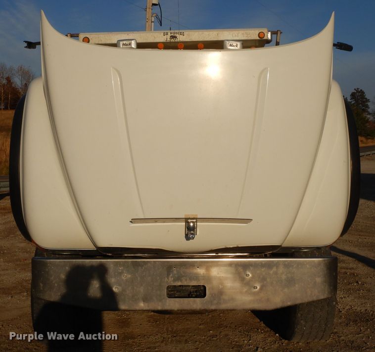 image for item DE2490 2003 Mack Granite CV713  dump truck