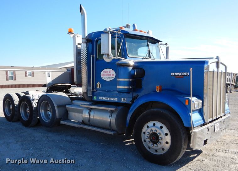 image for item DE2493 1990 Kenworth W900  semi truck