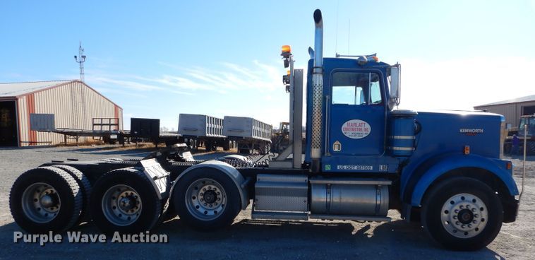 image for item DE2493 1990 Kenworth W900  semi truck