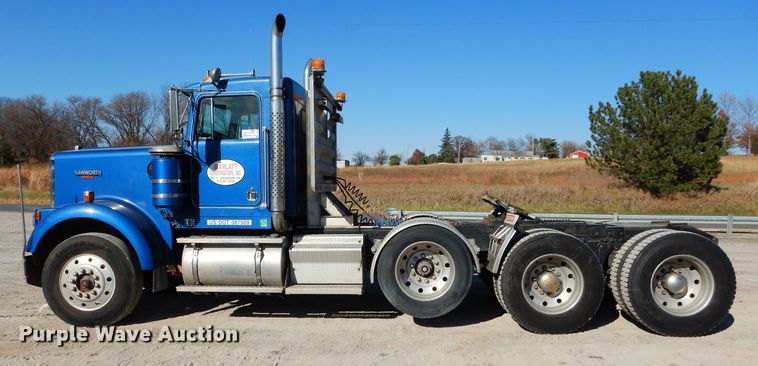 image for item DE2493 1990 Kenworth W900  semi truck