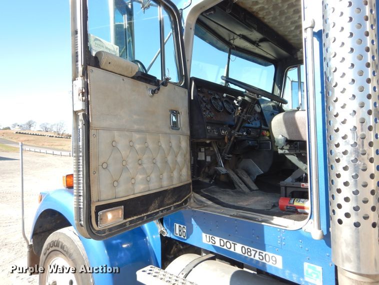 image for item DE2493 1990 Kenworth W900  semi truck