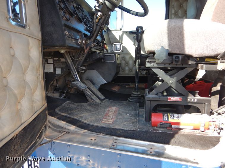 image for item DE2493 1990 Kenworth W900  semi truck