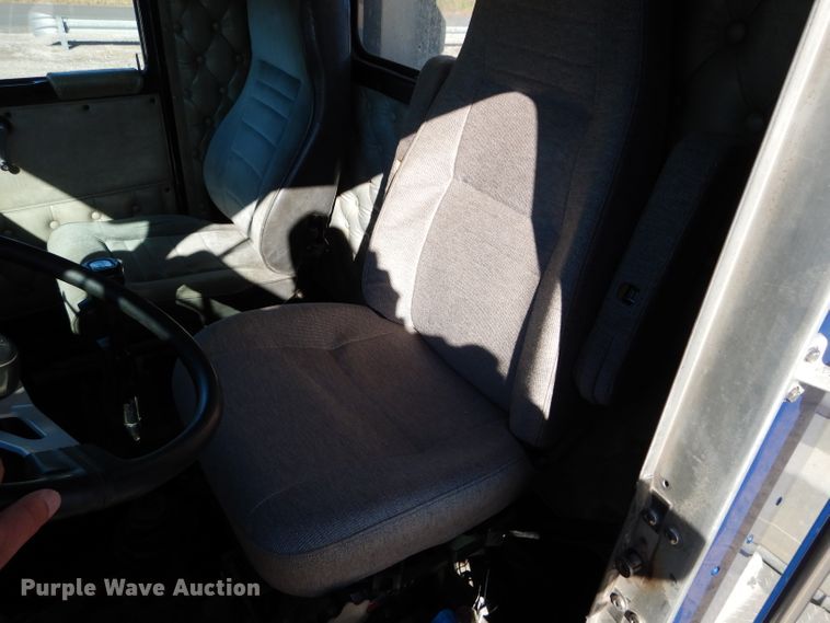 image for item DE2493 1990 Kenworth W900  semi truck