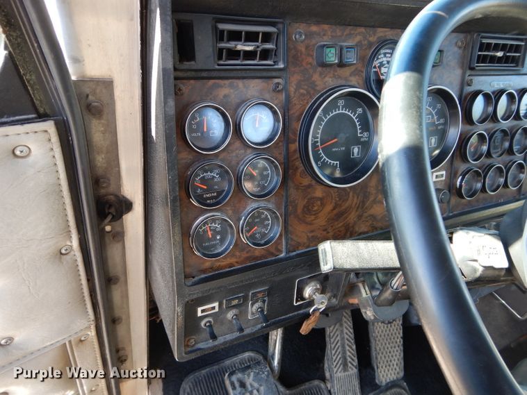 image for item DE2493 1990 Kenworth W900  semi truck