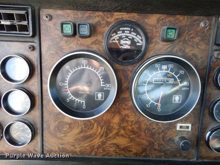 image for item DE2493 1990 Kenworth W900  semi truck