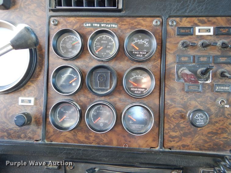 image for item DE2493 1990 Kenworth W900  semi truck