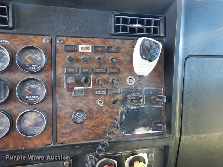 image for item DE2493 1990 Kenworth W900  semi truck