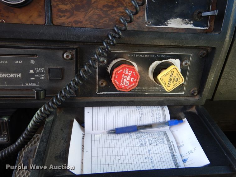 image for item DE2493 1990 Kenworth W900  semi truck