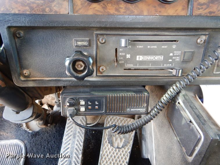 image for item DE2493 1990 Kenworth W900  semi truck