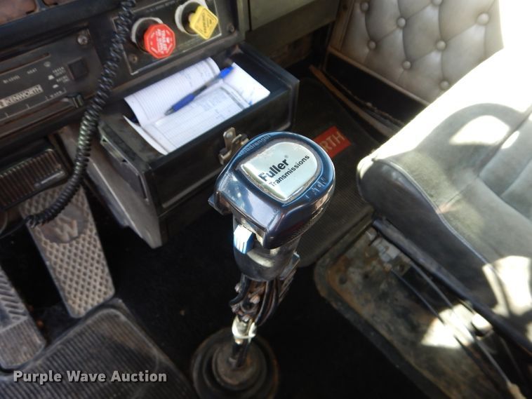 image for item DE2493 1990 Kenworth W900  semi truck