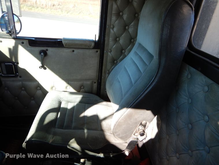 image for item DE2493 1990 Kenworth W900  semi truck