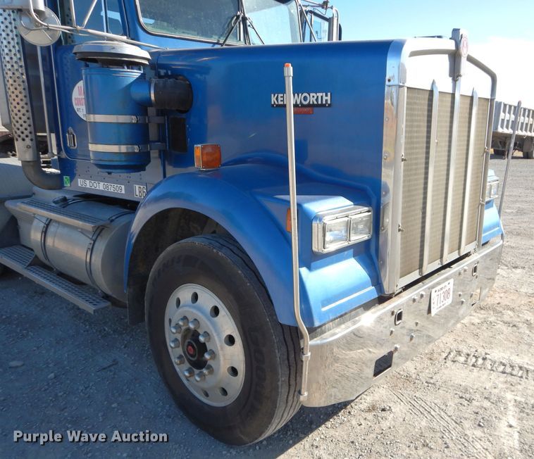 image for item DE2493 1990 Kenworth W900  semi truck