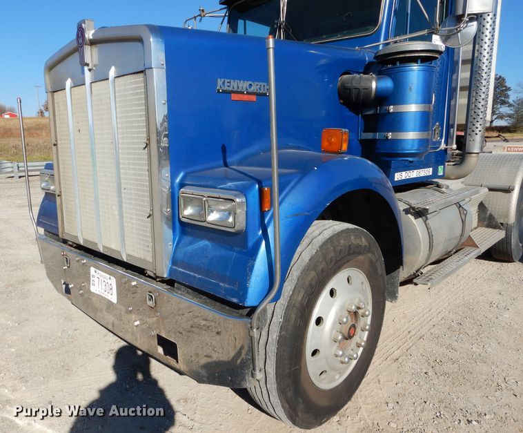 image for item DE2493 1990 Kenworth W900  semi truck