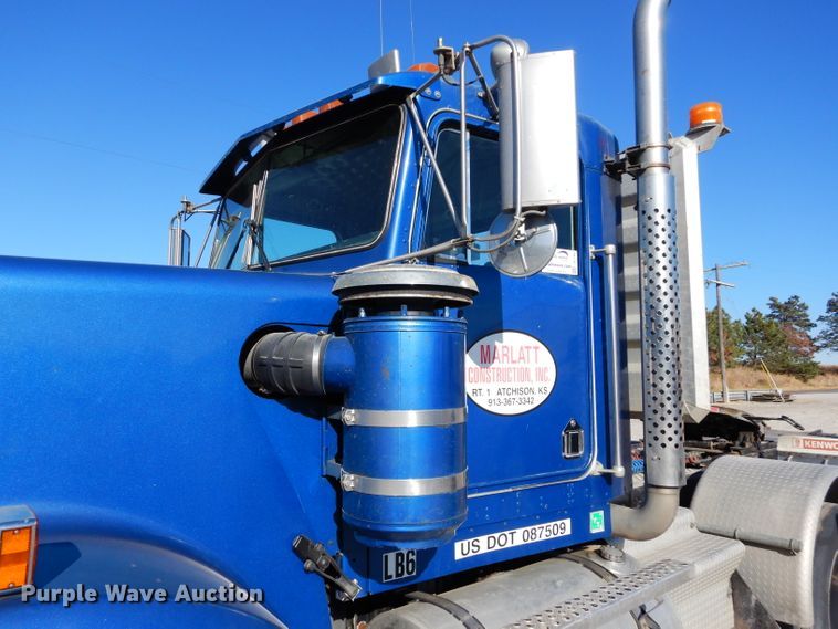 image for item DE2493 1990 Kenworth W900  semi truck