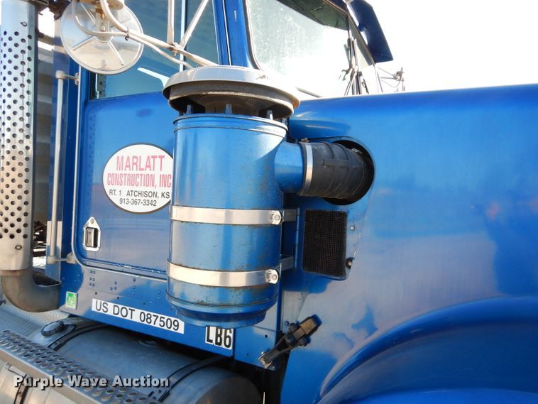 image for item DE2493 1990 Kenworth W900  semi truck