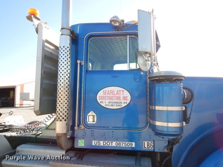 image for item DE2493 1990 Kenworth W900  semi truck