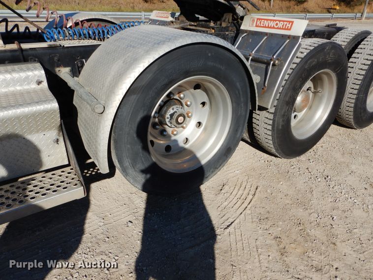 image for item DE2493 1990 Kenworth W900  semi truck