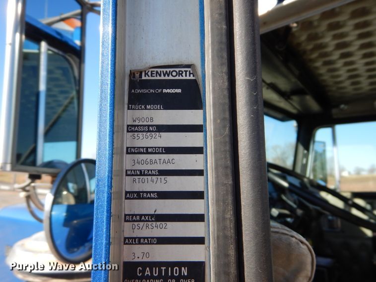 image for item DE2493 1990 Kenworth W900  semi truck