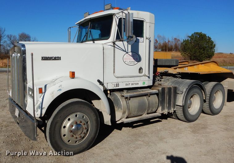 image for item DE2495 1984 Kenworth W900  semi truck