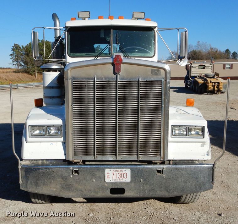 image for item DE2495 1984 Kenworth W900  semi truck