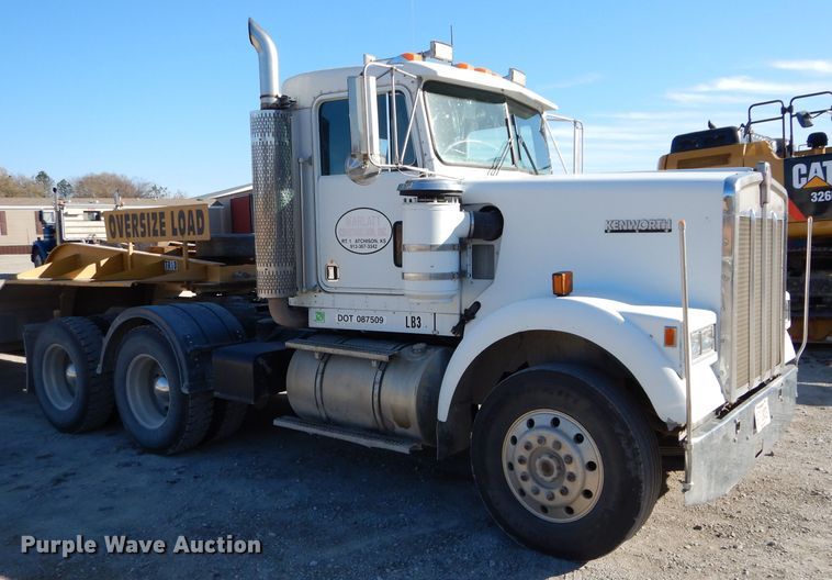 image for item DE2495 1984 Kenworth W900  semi truck