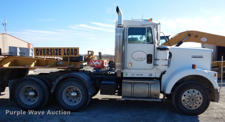 image for item DE2495 1984 Kenworth W900  semi truck