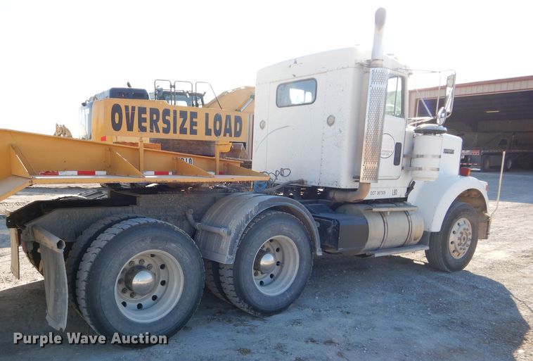 image for item DE2495 1984 Kenworth W900  semi truck