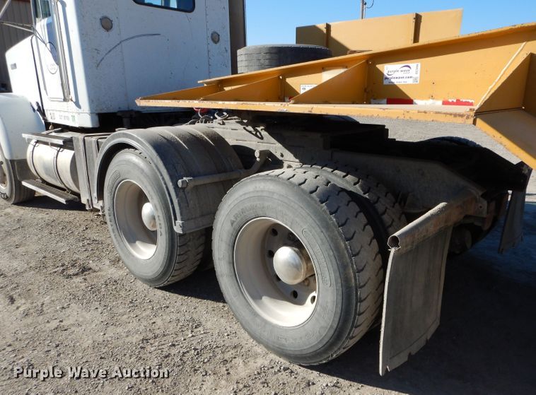 image for item DE2495 1984 Kenworth W900  semi truck