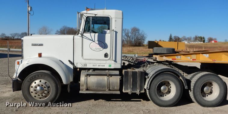 image for item DE2495 1984 Kenworth W900  semi truck