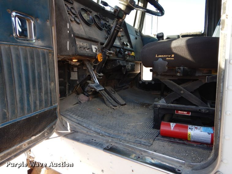 image for item DE2495 1984 Kenworth W900  semi truck