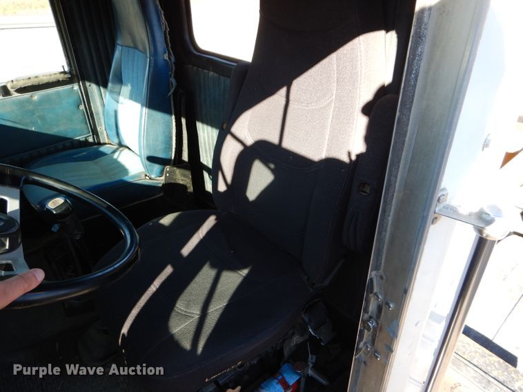 image for item DE2495 1984 Kenworth W900  semi truck