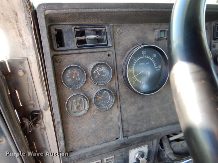 image for item DE2495 1984 Kenworth W900  semi truck