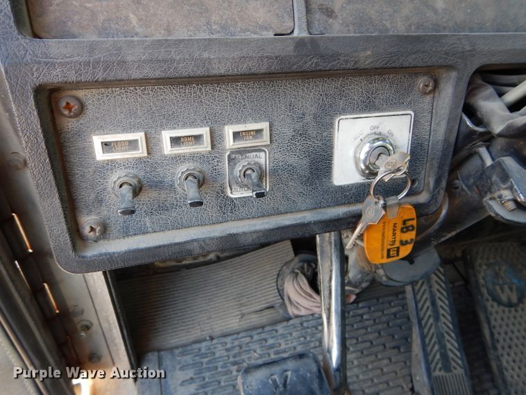 image for item DE2495 1984 Kenworth W900  semi truck