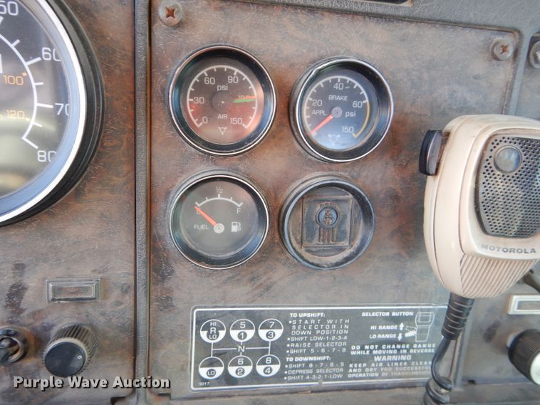 image for item DE2495 1984 Kenworth W900  semi truck