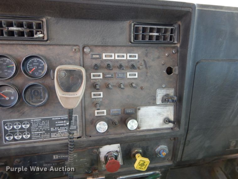 image for item DE2495 1984 Kenworth W900  semi truck