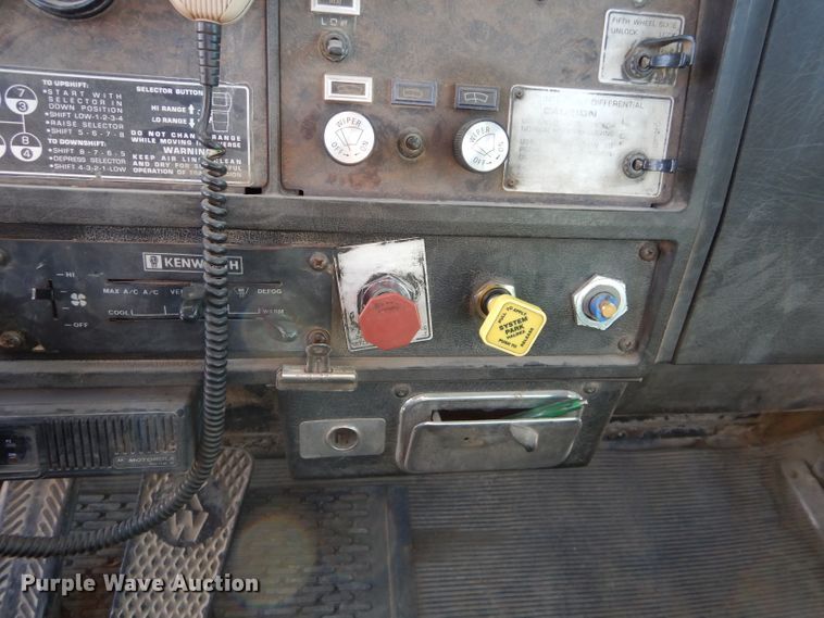 image for item DE2495 1984 Kenworth W900  semi truck