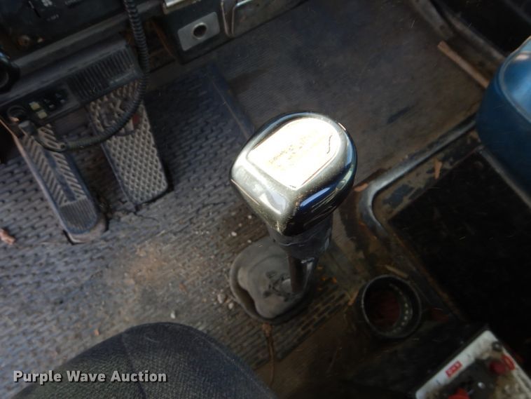 image for item DE2495 1984 Kenworth W900  semi truck