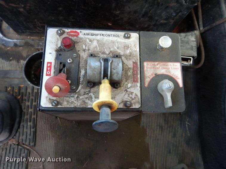 image for item DE2495 1984 Kenworth W900  semi truck