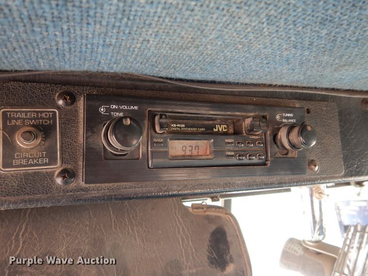 image for item DE2495 1984 Kenworth W900  semi truck