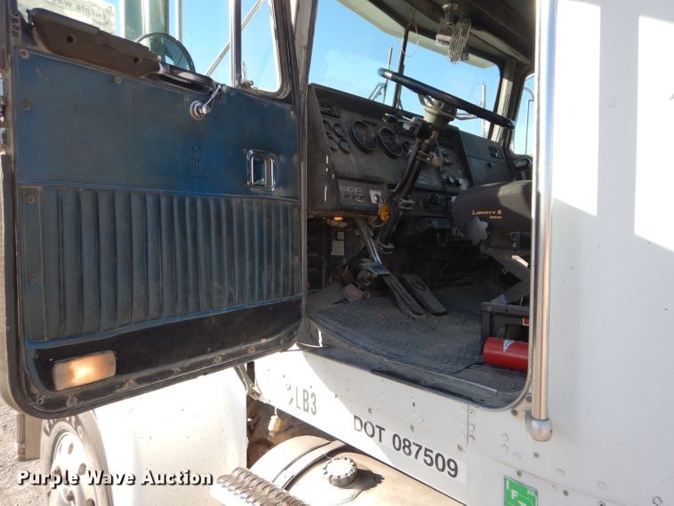 image for item DE2495 1984 Kenworth W900  semi truck