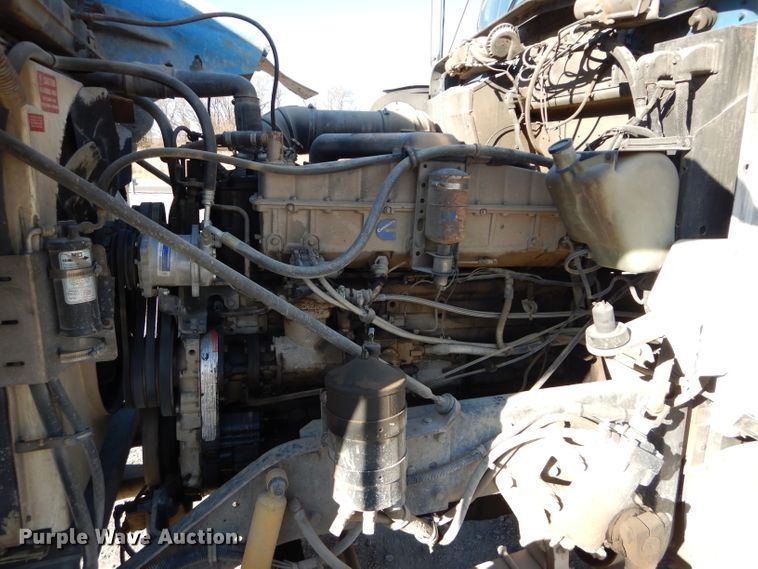 image for item DE2495 1984 Kenworth W900  semi truck