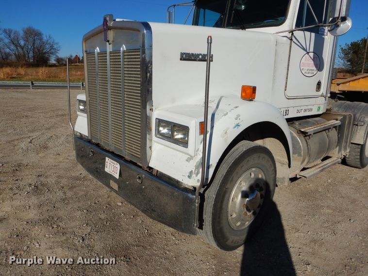 image for item DE2495 1984 Kenworth W900  semi truck
