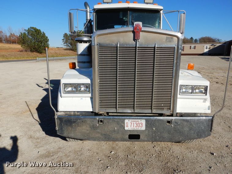 image for item DE2495 1984 Kenworth W900  semi truck