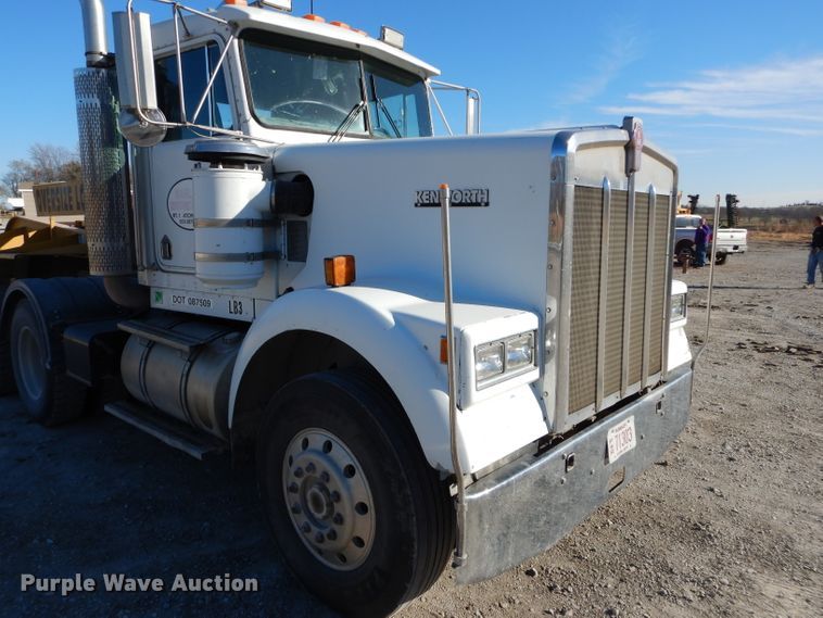 image for item DE2495 1984 Kenworth W900  semi truck