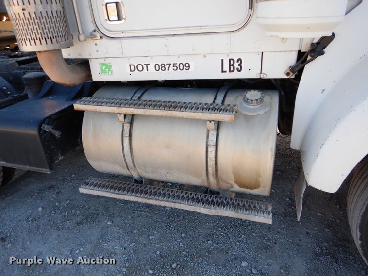 image for item DE2495 1984 Kenworth W900  semi truck