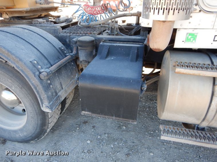 image for item DE2495 1984 Kenworth W900  semi truck