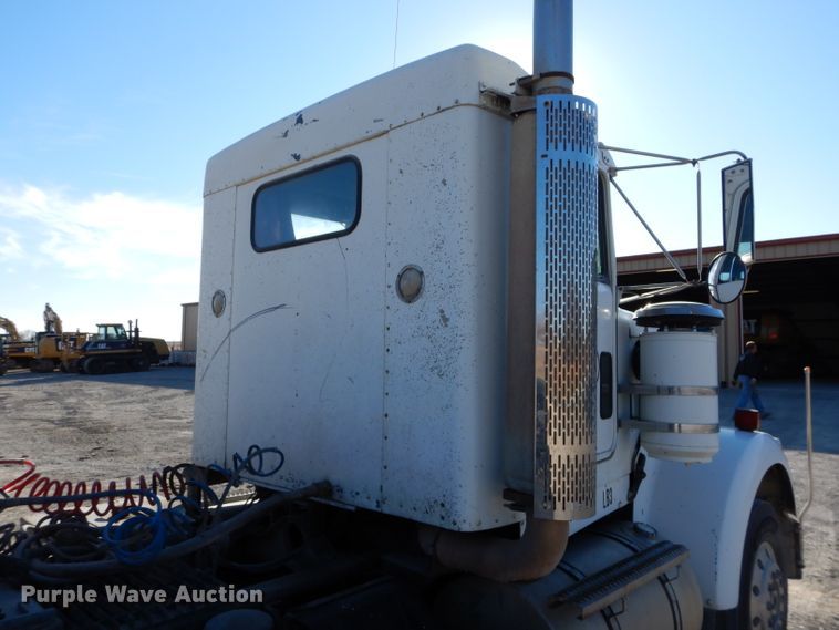 image for item DE2495 1984 Kenworth W900  semi truck